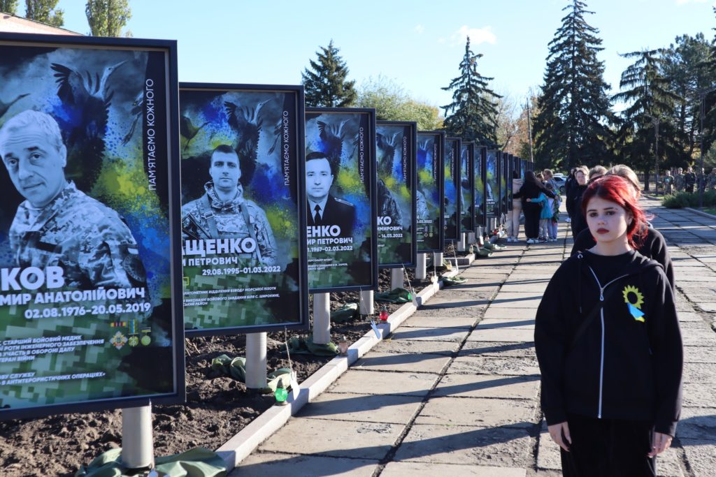 Пам'яті Нескорених: у Новому Бузі на Миколаївщині з’явилась Алея пам’яті загиблих у російсько-українській війні захисників (ФОТО) 12