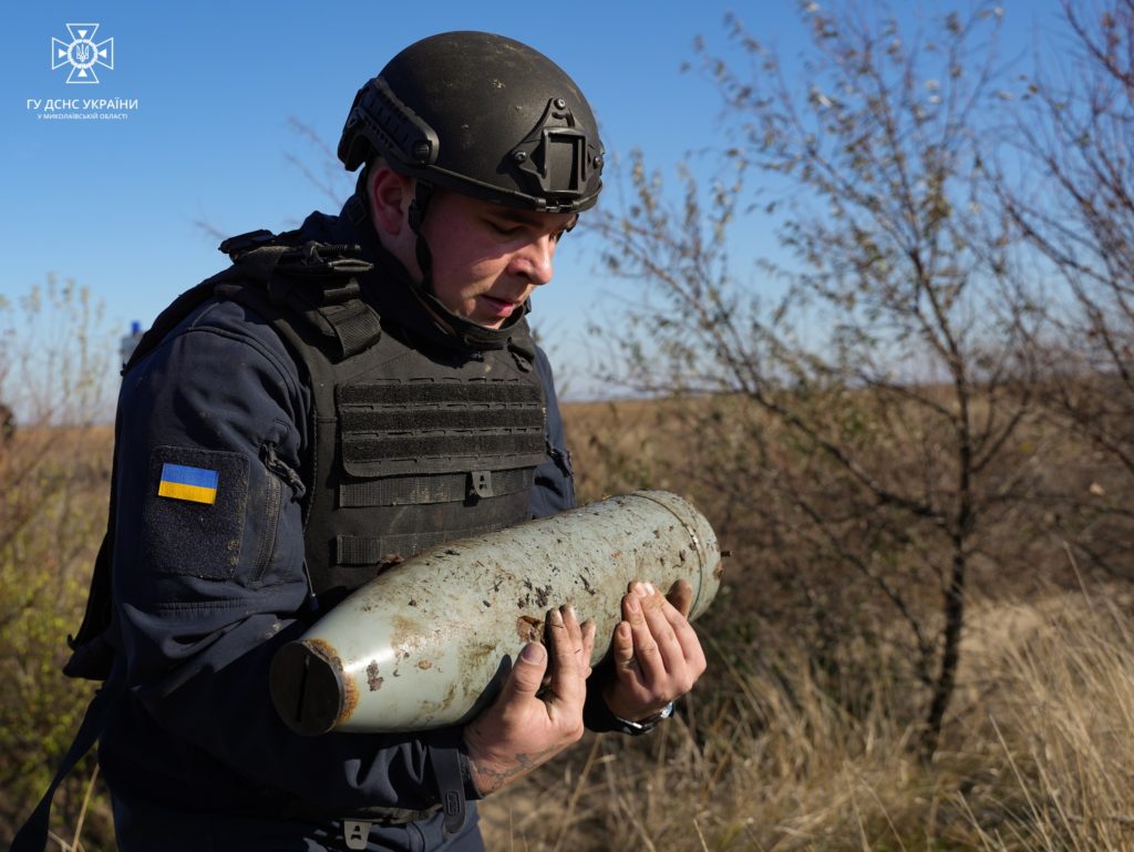 Миколаївські піротехніки знайшли сховок снарядів у зрошувальному каналі (ФОТО) 8