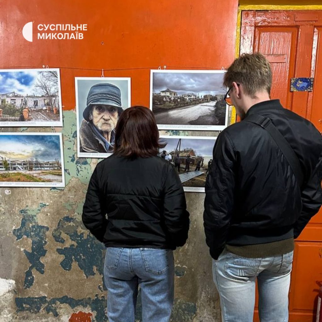 «Міста на межі»: у Миколаєві відкрилась фотовиставка, присвячена річниці деокупації Снігурівки та Херсона (ФОТО) 15