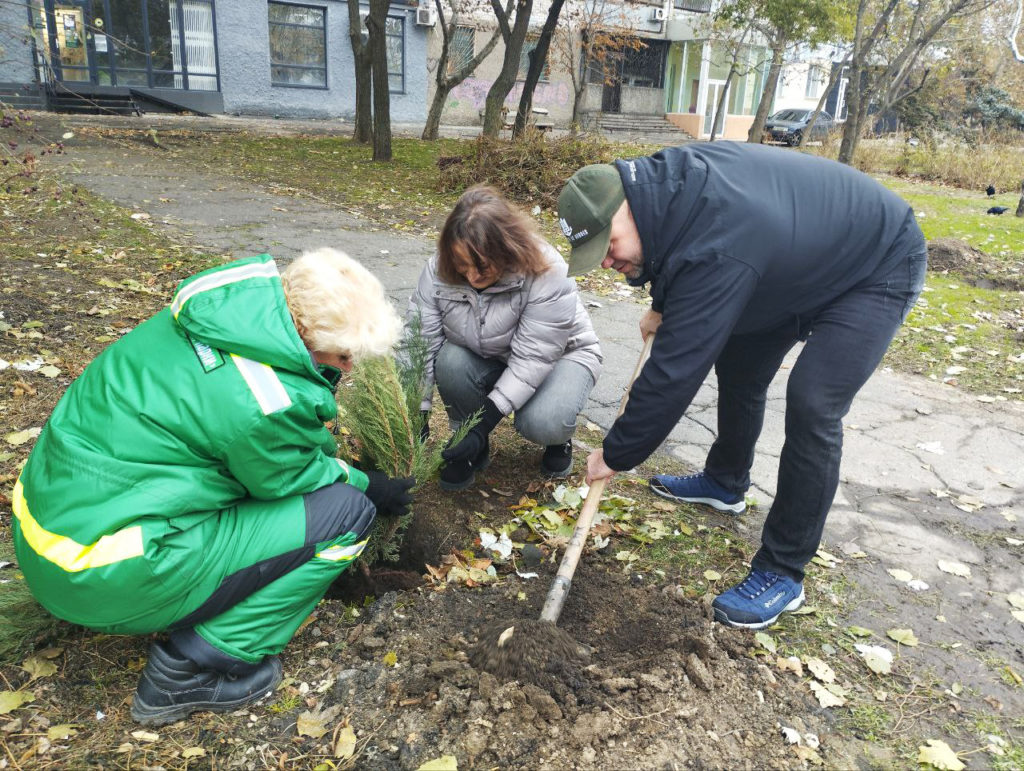 У Миколаєві на пр.Центральному висадили 50 саджанців дерев та кущів (ФОТО) 12