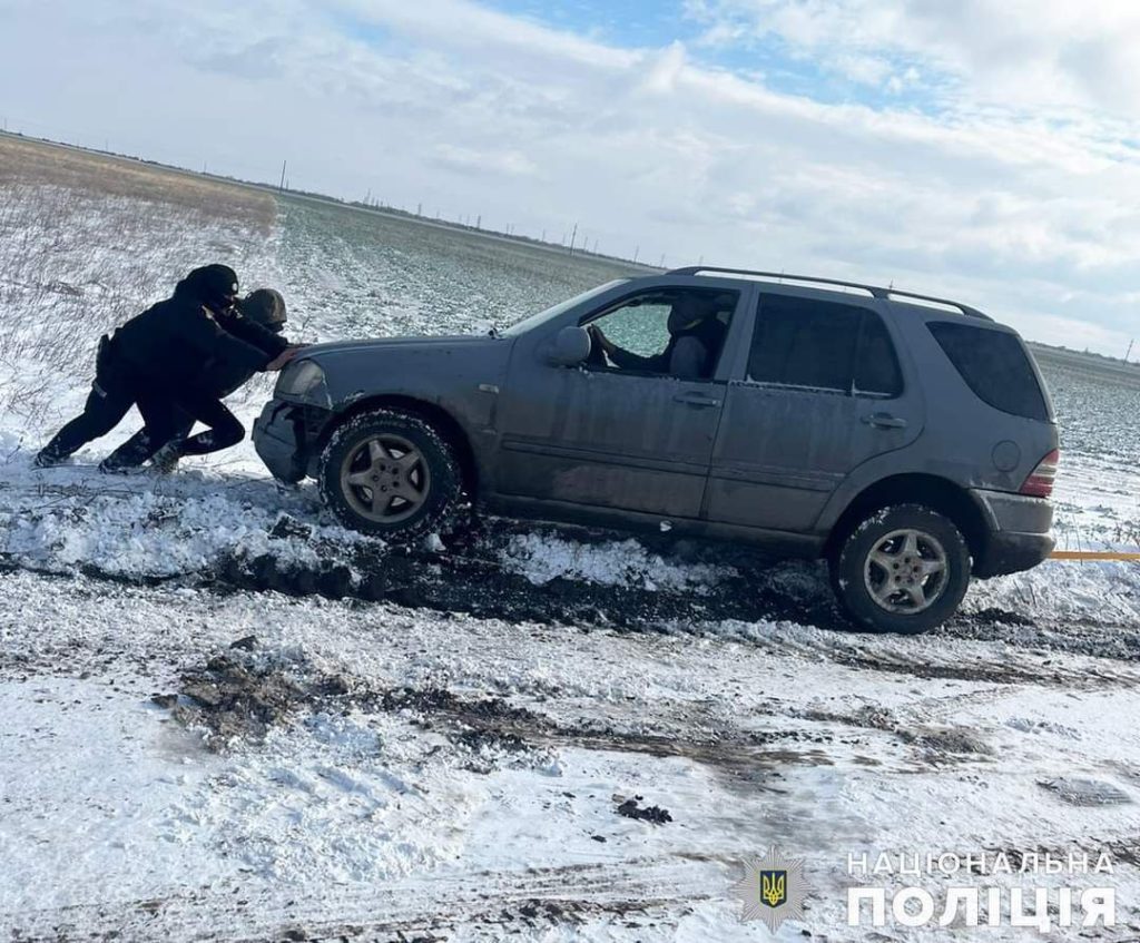 Буксирували авто, рятували зі снігових заметів та пригощали гарячим чаєм: поліція Миколаївщині під час негоди допомагала водіям та пасажирам (ФОТО) 11