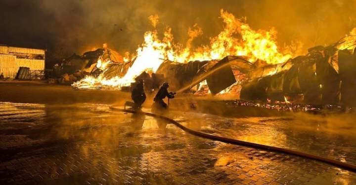 Рятувальники всю ніч ліквідовували пожежу на складі будматеріалів у Вінниці