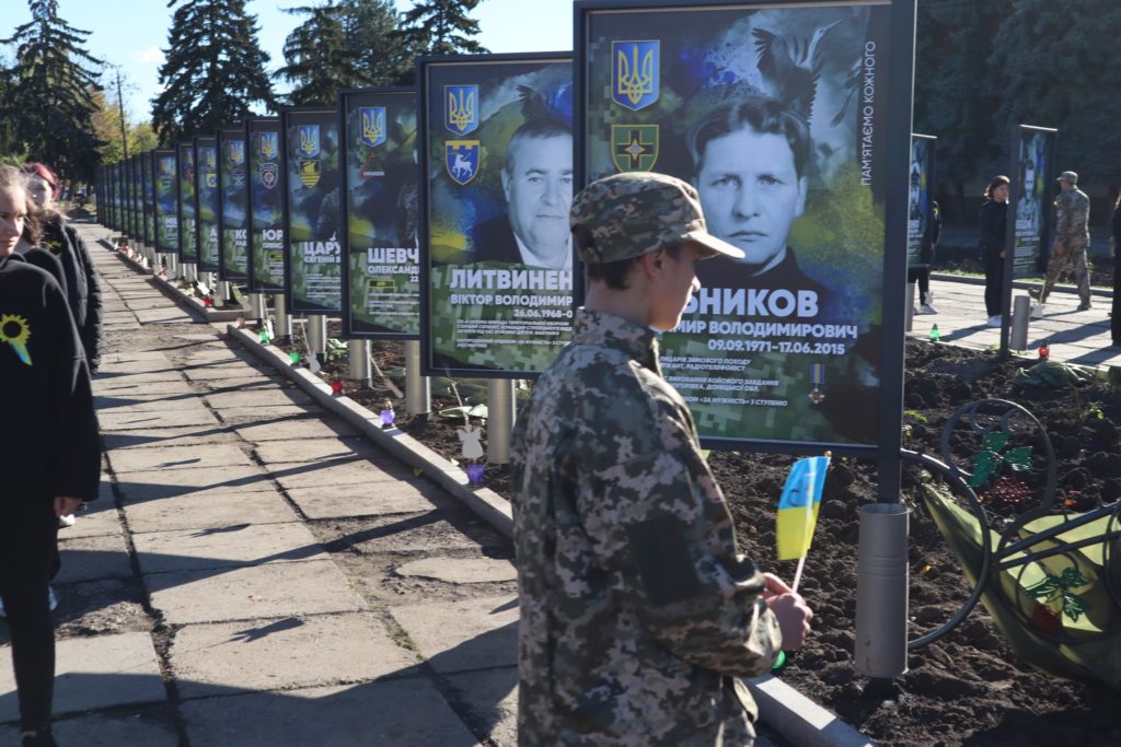 Пам'яті Нескорених: у Новому Бузі на Миколаївщині з’явилась Алея пам’яті загиблих у російсько-українській війні захисників (ФОТО) 14