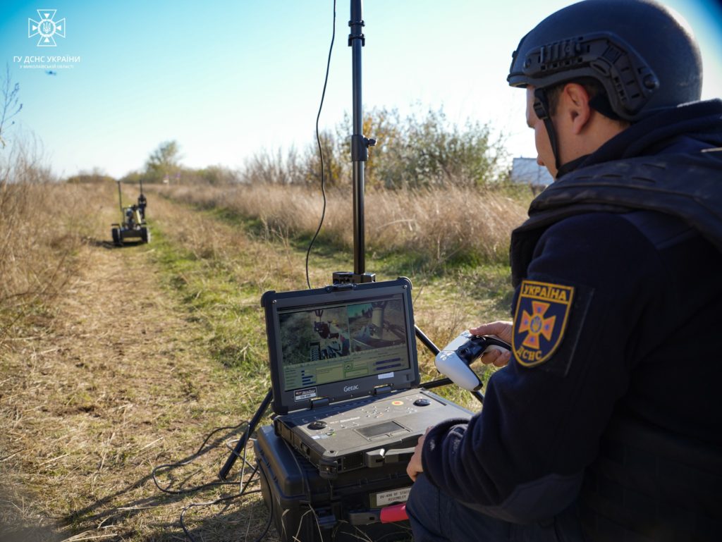 Миколаївські піротехніки знайшли сховок снарядів у зрошувальному каналі (ФОТО) 10