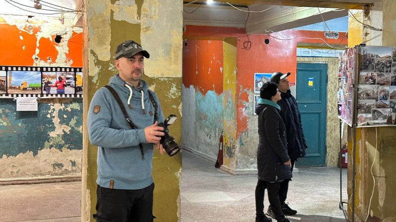 «Міста на межі»: у Миколаєві відкрилась фотовиставка, присвячена річниці деокупації Снігурівки та Херсона (ФОТО) 1