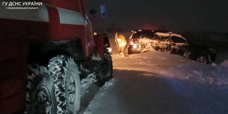 За добу на Миколаївщині рятувальники витягли зі снігових заметів 89 автівок та 5 карет «швидкої допомоги» – врятовано майже 300 людей (ФОТО)
