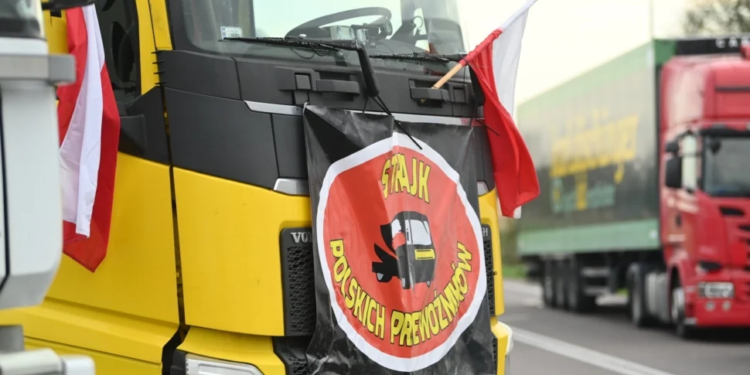 Обурені українські водії на польському кордоні зробили крок у відповідь на блокаду. Що з того вийшло
