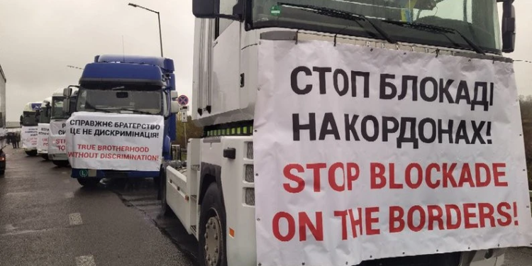 Українські перевізник в Польщі ваштували акцію протесту проти блокади кордону (ФОТО)