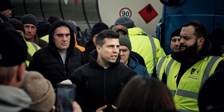 На кордоні з Польщею не пропускають машини з паливом і гуманітаркою, українські водії категорично проти поступок польським перевізникам, – Мінінфраструктури (ФОТО)