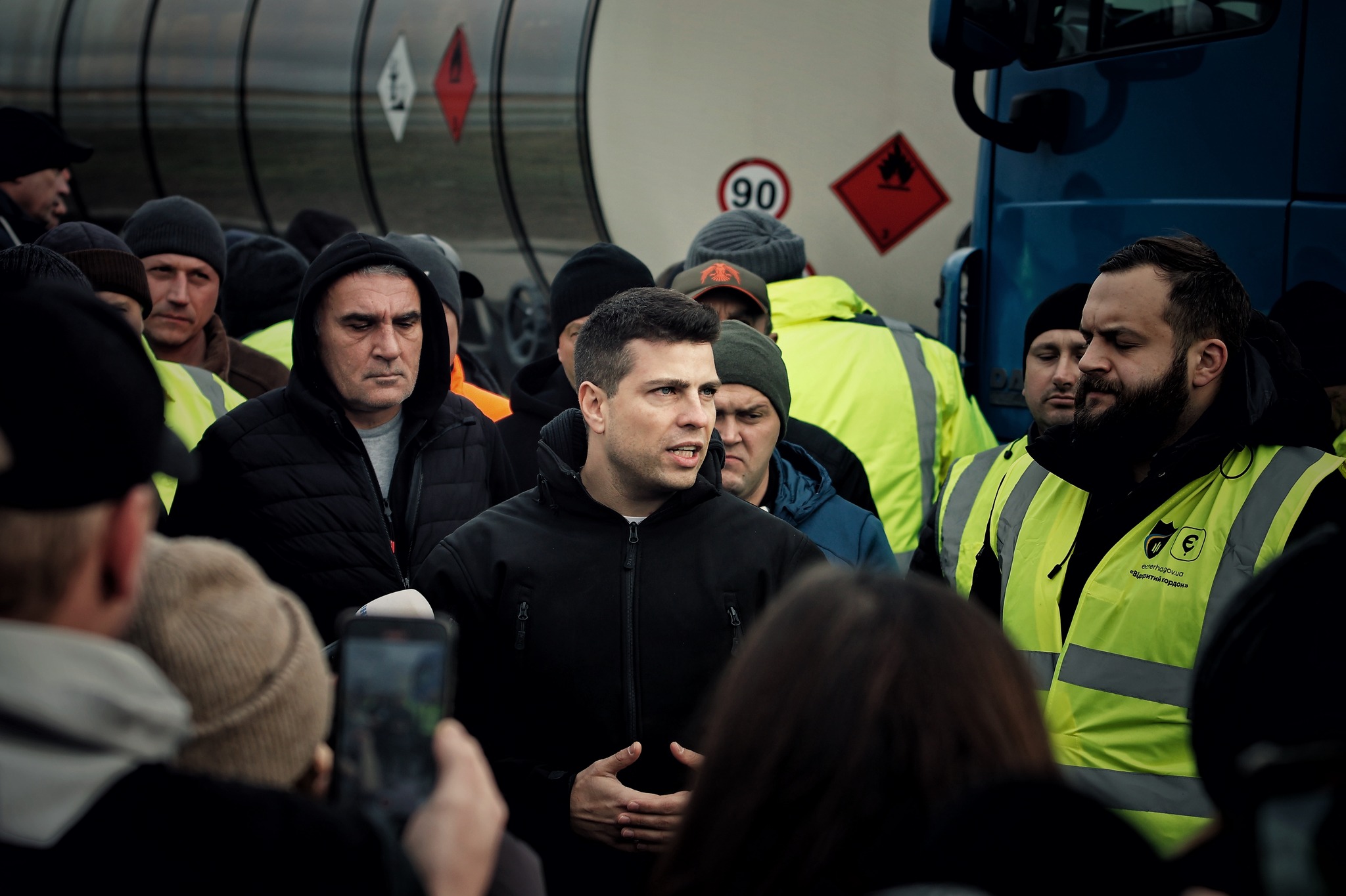 На кордоні з Польщею не пропускають машини з паливом і гуманітаркою, українські водії категорично проти поступок польським перевізникам, – Мінінфраструктури (ФОТО)