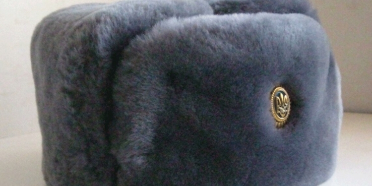 Прострочений непотріб. Держрезерв продає військові шапки-вушанки