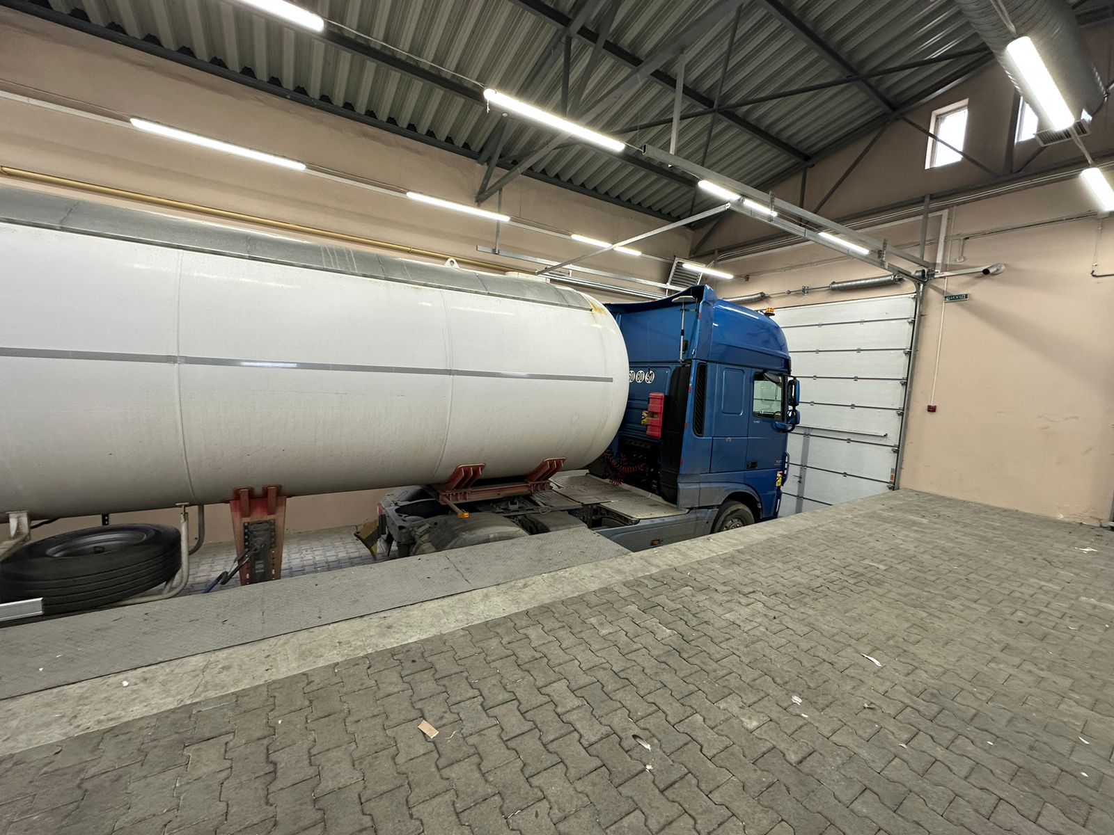 Не пальне, але палиться. На кордоні затримали величезну автоцистерну з сигаретами (ФОТО, ВІДЕО)