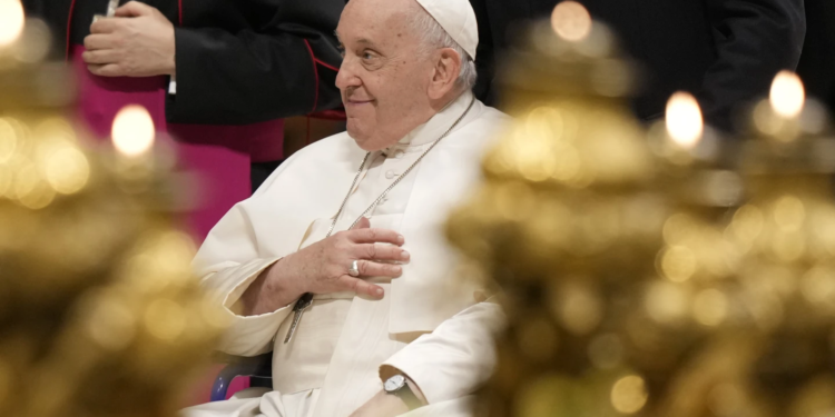 Папа Римський запросив трансгендерних повій і 1000 бездомних на обід (ФОТО)