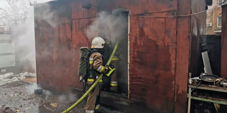В Миколаєві горів вагончик, на Миколаївщині в палаючій прибудові знайшли тіло жінки