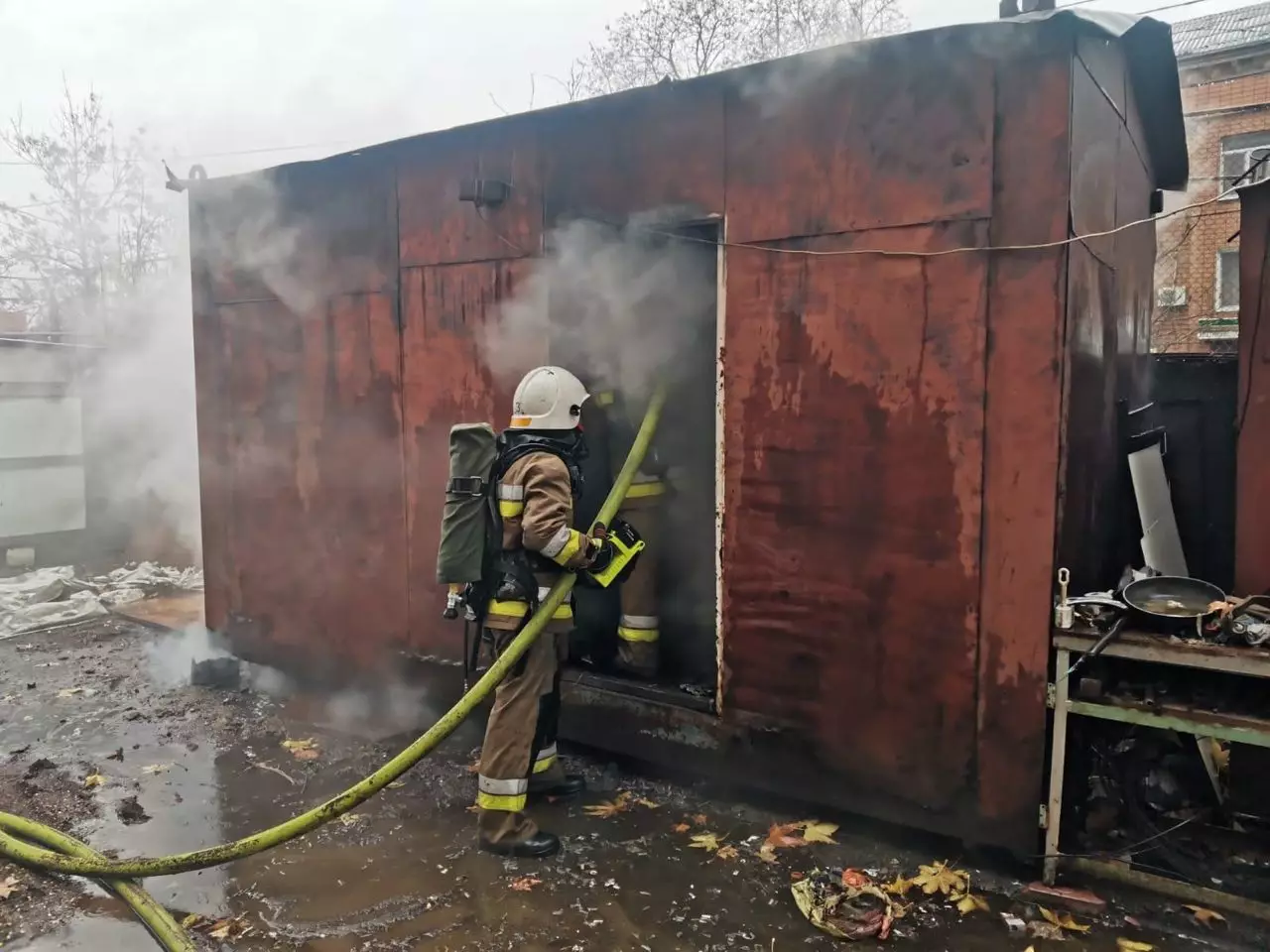 В Миколаєві горів вагончик, на Миколаївщині в палаючій прибудові знайшли тіло жінки