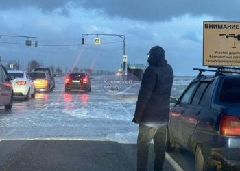 Ураган в Криму. Євпаторію затопило, всі окопи змило штормом, вітер валить дерева і зриває дахи (ВІДЕО)