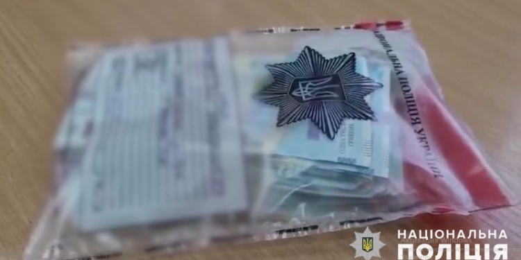 В Миколаєві знайомий вкрав у жінки 100 тис. грн. із грошей, отриманих нею за загиблого чоловіка (ВІДЕО)