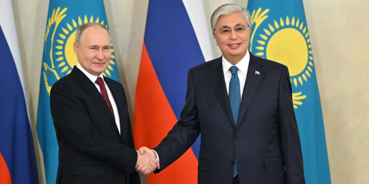 Виразний погляд Токаєва. Путін знову не зміг вимовити ім’я президента Казахстану (ВІДЕО)