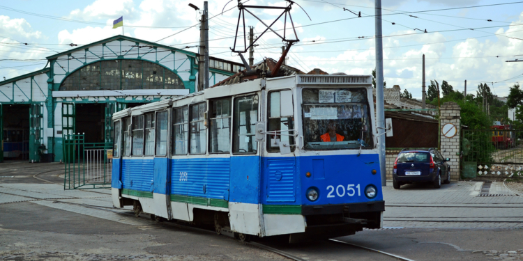 В Миколаєві припинено рух трамваїв за маршрутом №11 через провал грунту. У №1 зміна руху (ФОТО)