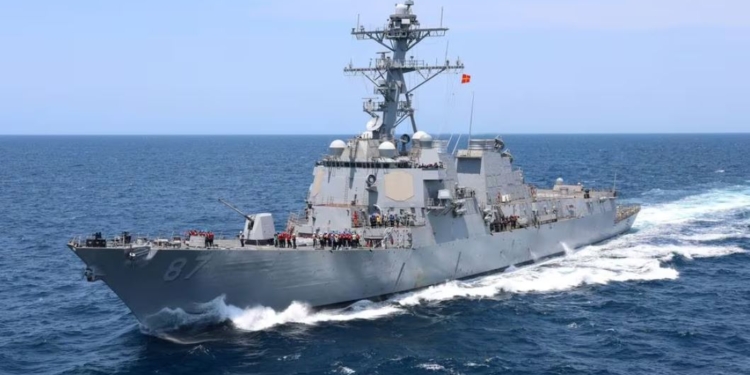 Есмінець США звільнив танкер з фосфорною кислотою, захоплений в Аденській затоці (ФОТО)