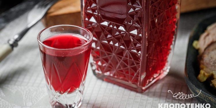 Зігріє навіть в таку погоду. Рецепт українського вишняку – можна навіть із заморожених вишень