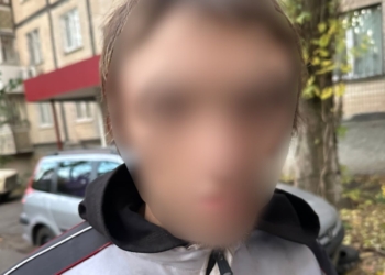 Відібрав телефон у перехожого: у Миколаєві поліцейські оперативно затримали грабіжника (ФОТО)