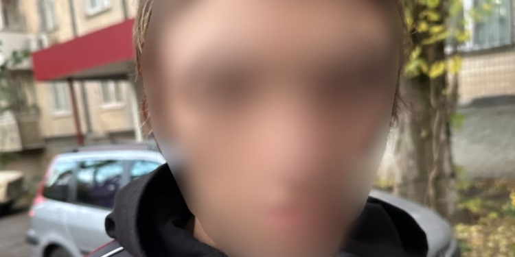 Відібрав телефон у перехожого: у Миколаєві поліцейські оперативно затримали грабіжника (ФОТО)