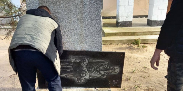 На Херсонщині російські окупанти зносять пам’ятники жертвам Голодомору (ФОТО)