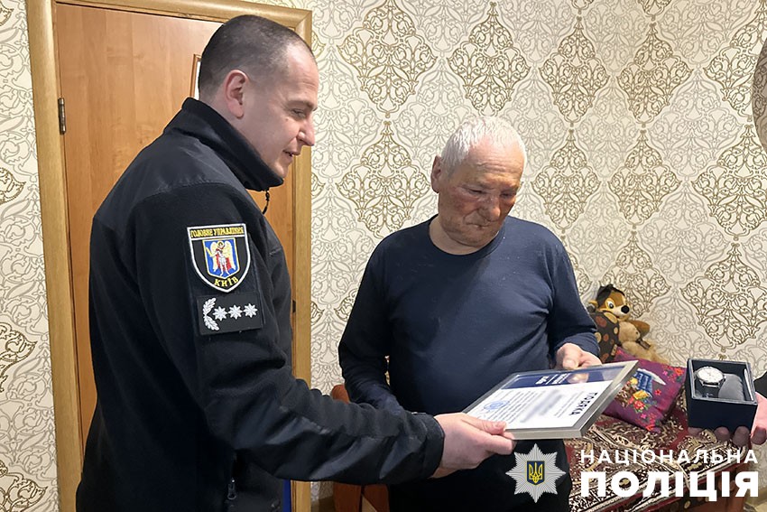 В Києві чоловік під час ракетного обстрілу відігнав свою палаючу машину від інших. Його нагородили (ФОТО) 4