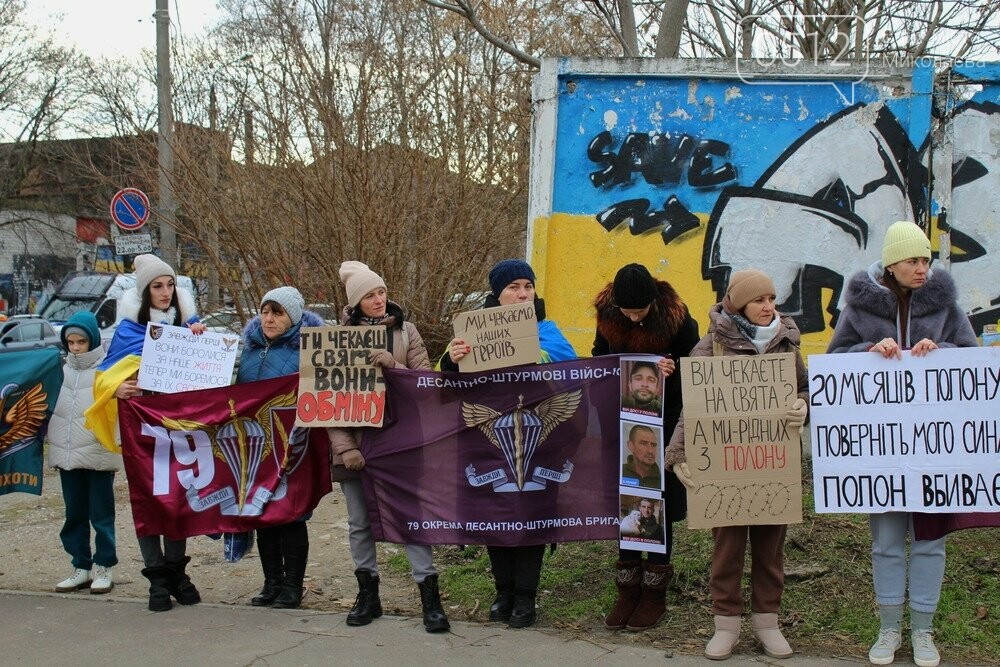 "Поверніть моє життя з полону": у Миколаєві близькі військовополонених вийшли на мітинг (ФОТО) 1