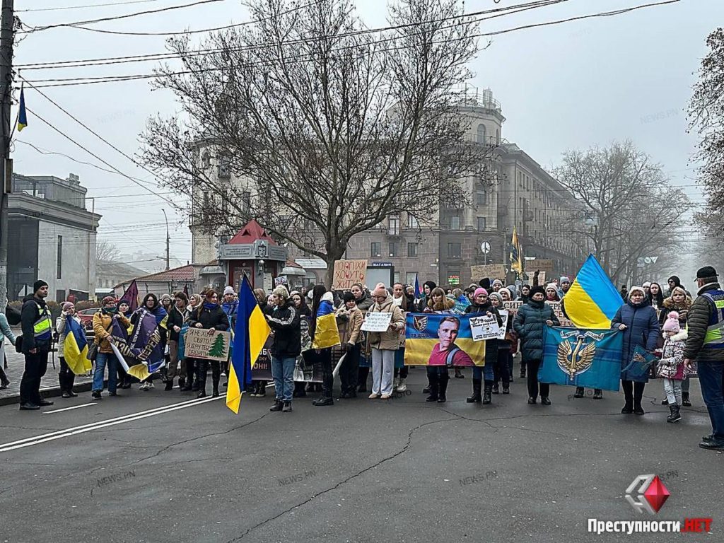 У Миколаєві рідні та близькі військовополонених вийшли на акцію-нагадування «У полоні немає свят» (ФОТО) 1