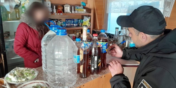 У Миколаєві поліцейські припинили діяльність точки з продажу сурогатного алкоголю (ФОТО)