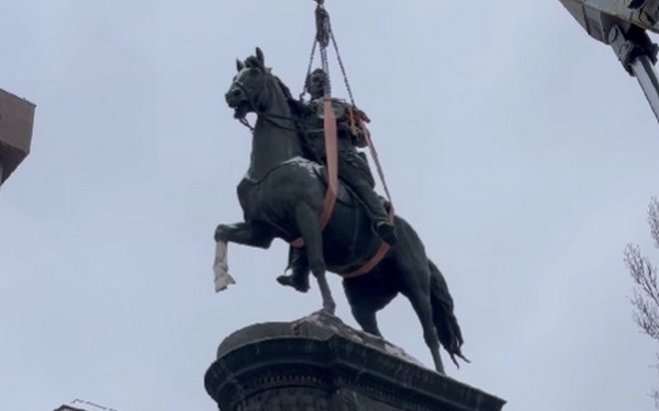 У Києві демонтували пам’ятник Щорсу (ВІДЕО)