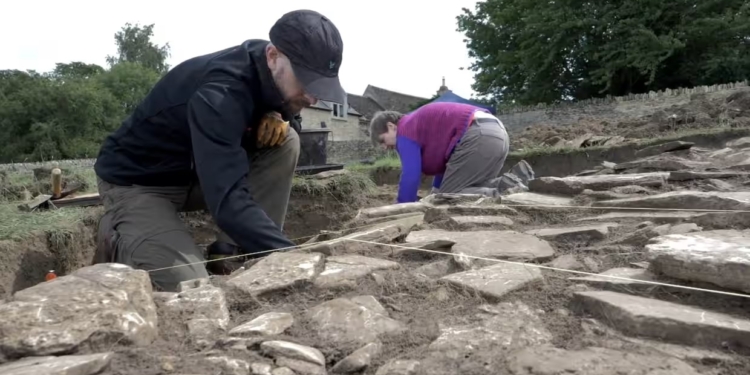 Буває і так. У Британії сільські археологи-аматори знайшли втрачений палац Тюдорів в саду (ФОТО)