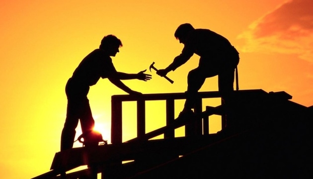 Від заробітчан за кордоном перекази в Україну зменшились на кілька мільярдів доларів – НБУ