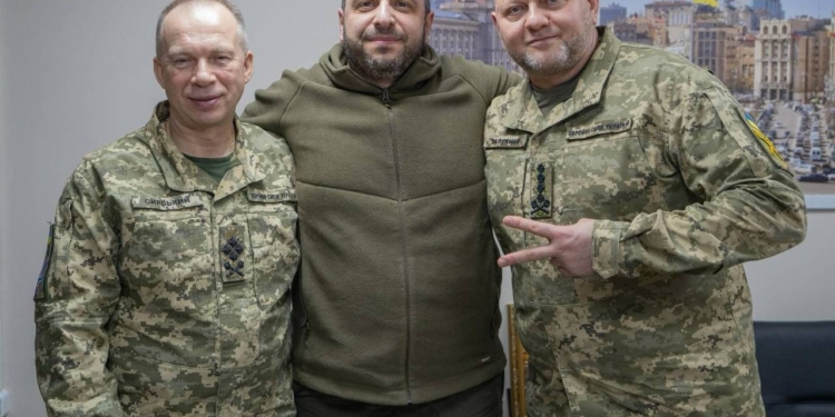 Міністр оборони та Головнокомандувач ЗСУ відвідали позиції воїнів на Східному напрямку – щоб привітати з Днем Сухопутних військ і вручити нагороди (ФОТО)