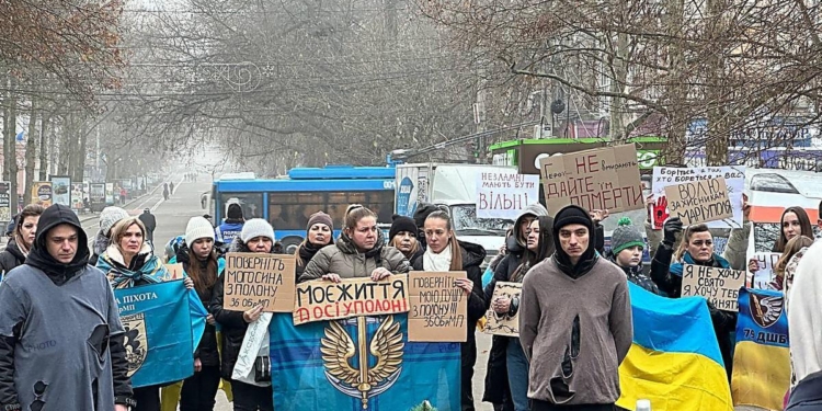 У Миколаєві рідні та близькі військовополонених вийшли на акцію-нагадування «У полоні немає свят» (ФОТО)