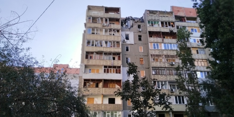 У Миколаєві мешканці будинків, пошкоджених російськими обстрілами, не погодились з планами влади щодо демонтажу і зробили незалежні експертизи. І не даремно (ФОТО)