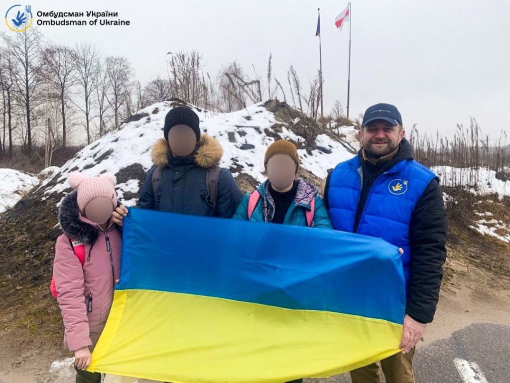 Україна повернула ще трьох дітей (ФОТО) 2