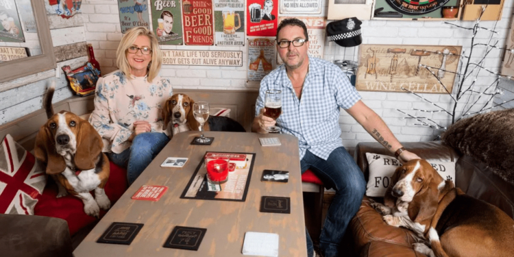 Жінці набридло, що чоловік пропадає в пабі, і вона…побудувала йому власний (ФОТО)