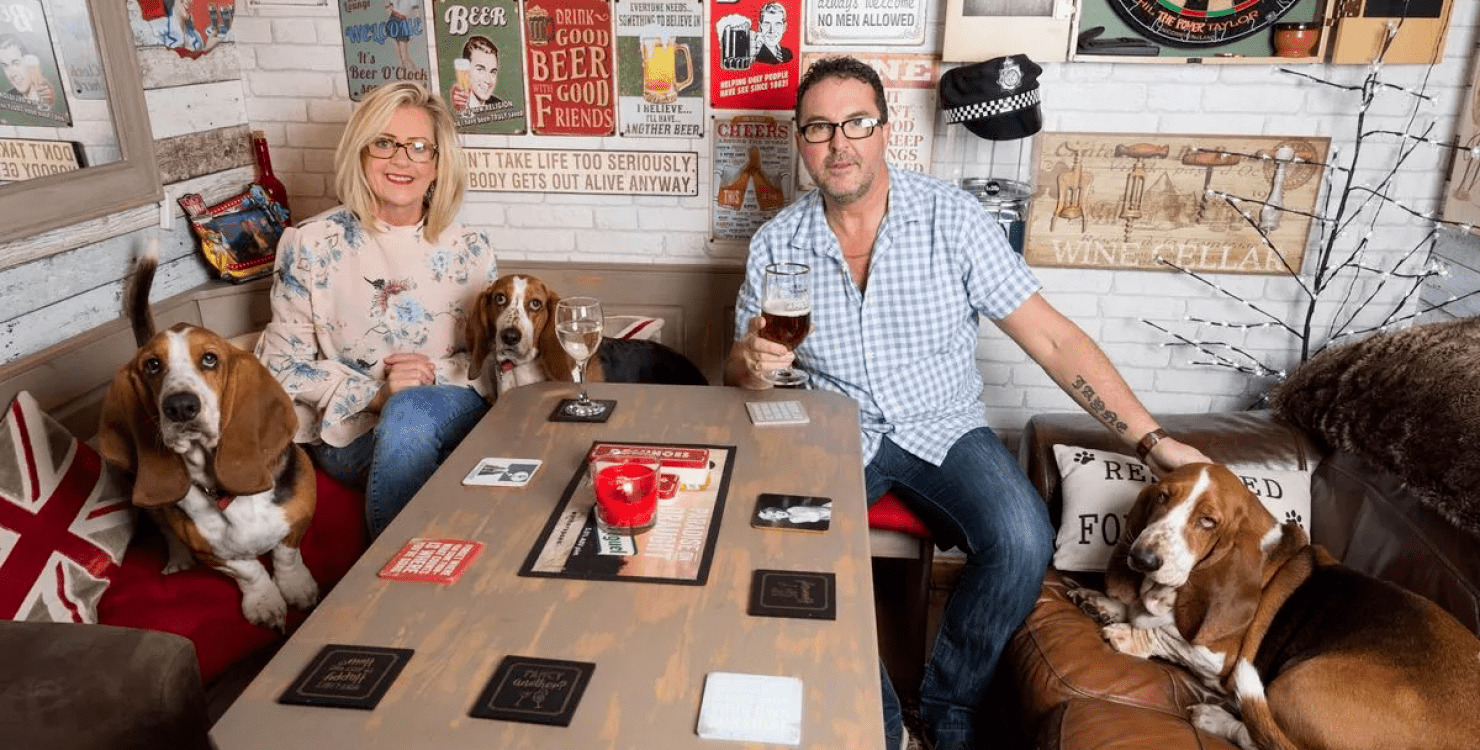 Жінці набридло, що чоловік пропадає в пабі, і вона…побудувала йому власний (ФОТО)