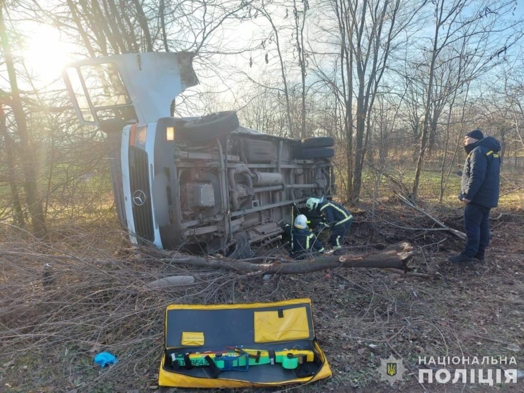 На Миколаївщині перекинувся вантажний Mersedes - водій загинув під ним (ФОТО) 4