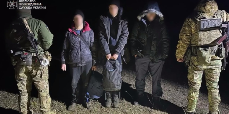 На Одещині прикордонники затримали трьох ухилянтів, кожний з яких сплатив “поводирю” 100 тис.грн. Один був з Миколаївщини (ВІДЕО)