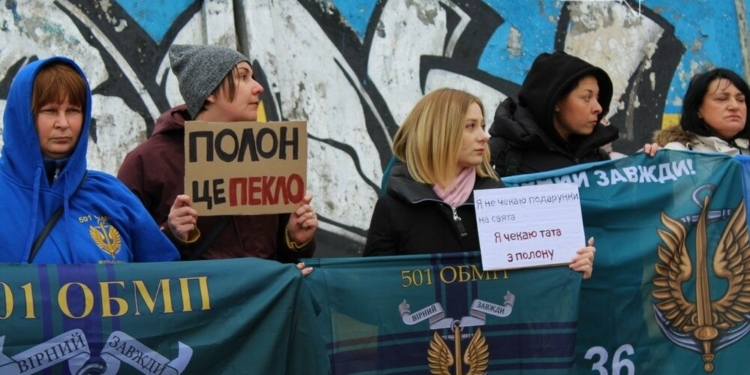 “Поверніть моє життя з полону”: у Миколаєві близькі військовополонених вийшли на мітинг (ФОТО)