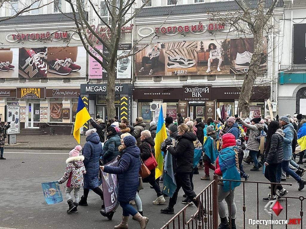 У Миколаєві рідні та близькі військовополонених вийшли на акцію-нагадування «У полоні немає свят» (ФОТО) 5