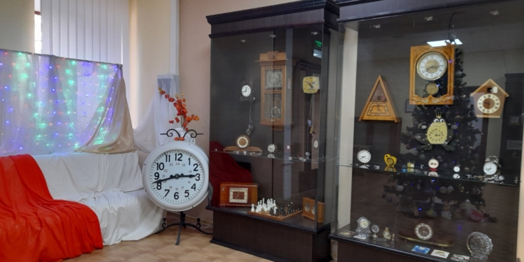 «У сяйві часу»: у Миколаївському краєзнавчому музеї працює виставка годинників (ФОТО)