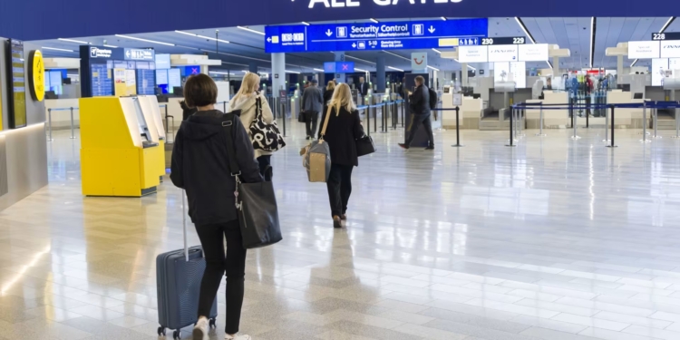 Українці зможуть літати зі знижкою 95% з Варшави до Гельсінкі до кінця березня 2024 року