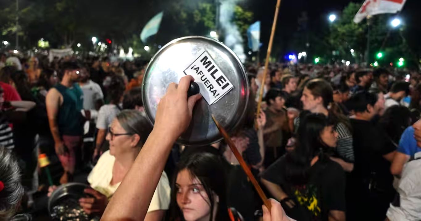 Щось швидко. В Аргентині з каструлями і сковорідками протестують проти реформ новообраного президента