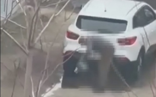 Свинство як є: у Миколаєві чоловік мив автівку очищеною водою, набраною з безкоштовної точки видачі (ВІДЕО)