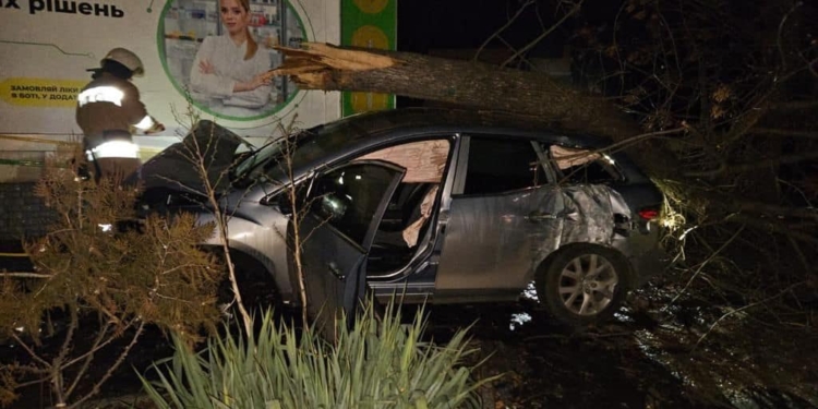 У Миколаєві вночі автівка вилетіла на тротуар і збила 19-річна дівчину-пішохода – обидва чоловіки в авто були п’яні